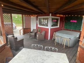 Perfectly located Yosemite boho cabin with HOT TUB